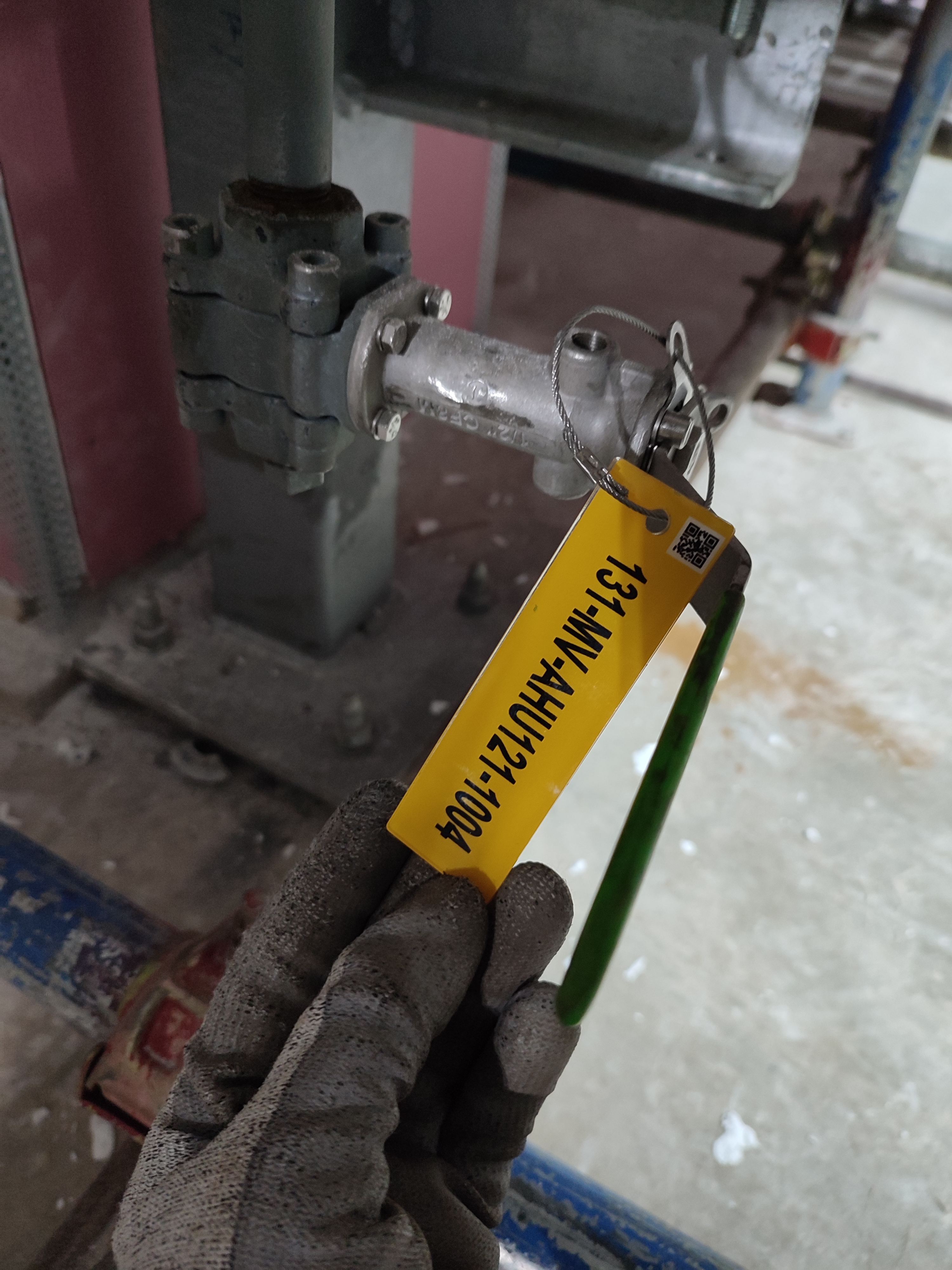 Reverse-laminated acrylic valve tags with scratch-resistant protection for industrial valve identification